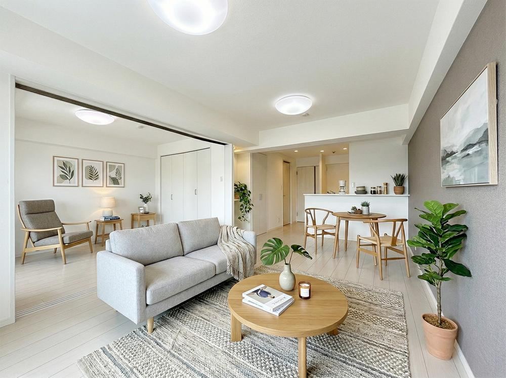 Renovated 2LDK+S Apartment with Sunny Exposure in Niiza - Photo 1