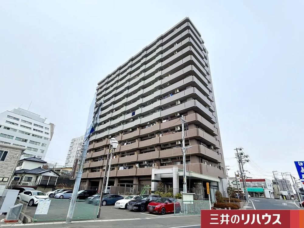 Stylish 4LDK Apartment Near Shimomai Station - Photo 1