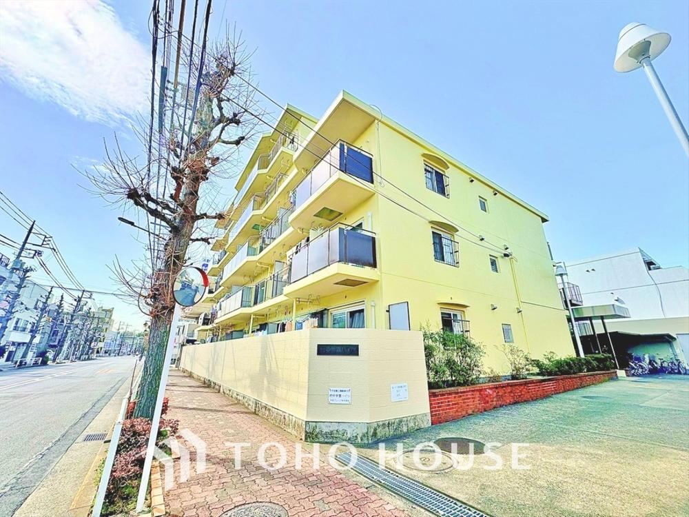 Spacious 3LDK Apartment with Green Surroundings - Photo 1