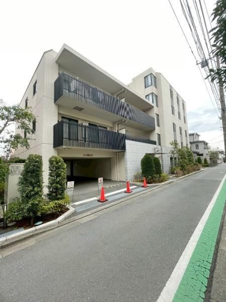 Secured and Spacious Renovated Apartment - Photo 1