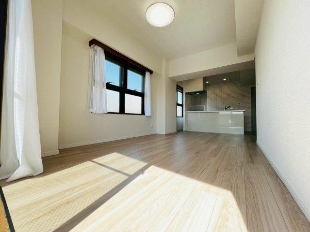 Bright 2LDK Apartment with Renovated Interiors in Suginami - Photo 1