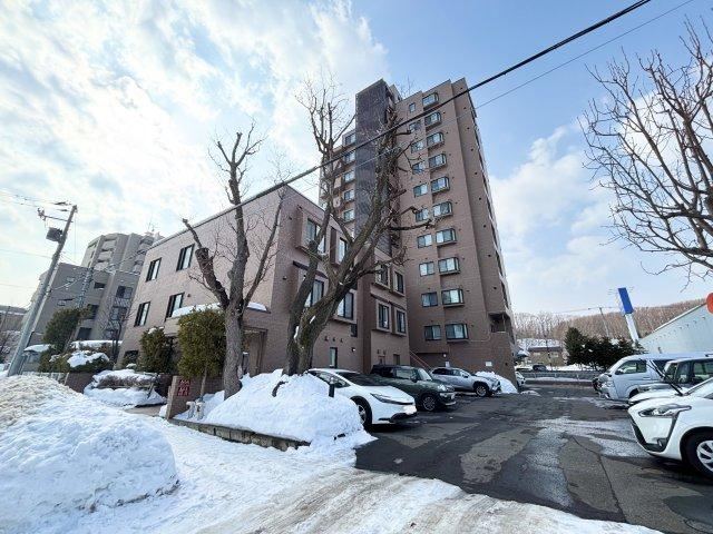 Spacious 3LDK Apartment Near Makomanai Station - Photo 1