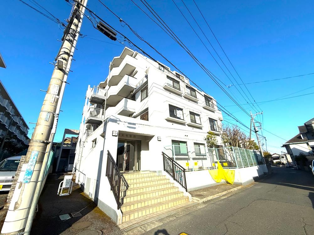 Fully Renovated 3LDK Apartment with Garden Near Aome Station - Photo 1