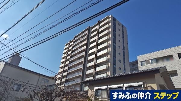 Stylish 3LDK Apartment with Corner Balcony - Photo 1