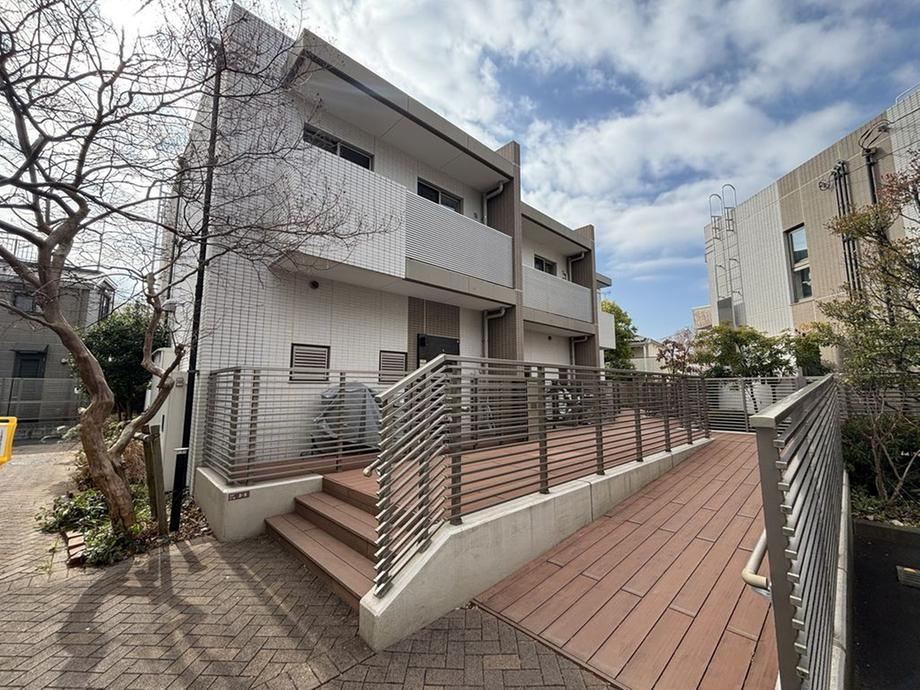 3LDK Apartment in a Pet-Friendly Development - Photo 1