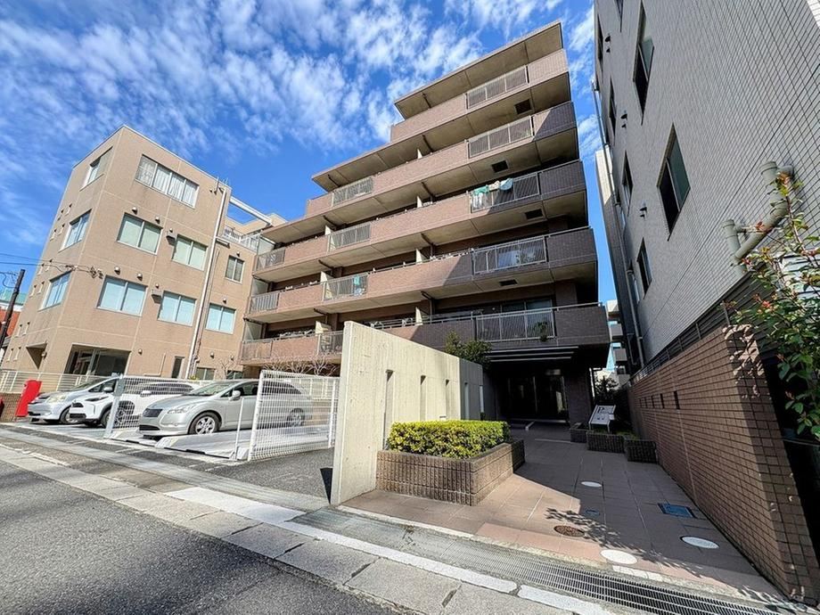 Bright 3LDK Apartment in Urayasu - Photo 1