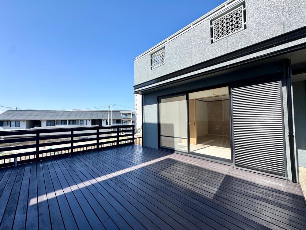 Spacious 5LDK Home with Parking for 3 Cars in Fujisawa - Photo 1