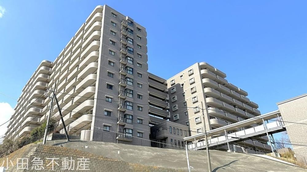 Sunny 3LDK Apartment on Elevated Ground in Atsugi - Photo 1