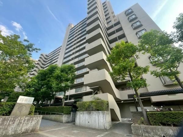4LDK apartment in Neyagawa, Osaka - Photo 1