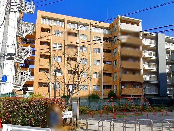 Renovated Corner Apartment with Great Ventilation - Photo 1