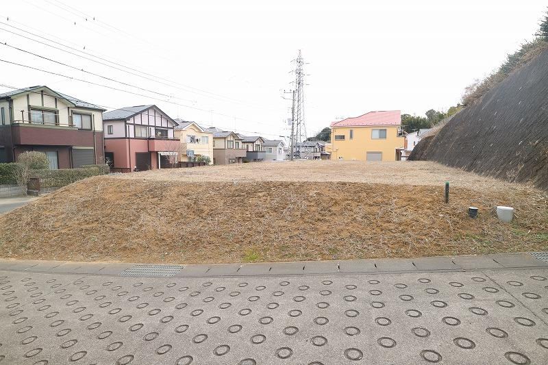 Expansive 176 Tsubo Lot in Quiet Residential Area - Photo 1