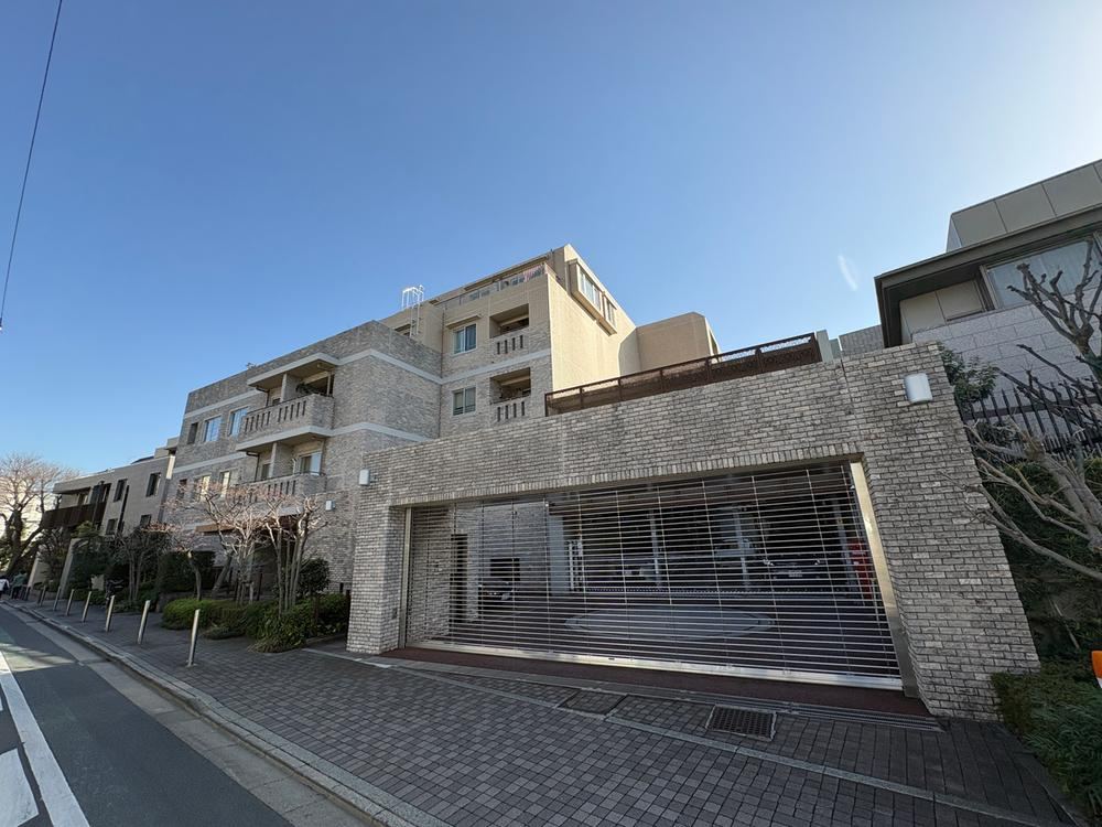 1LDK apartment in Shinjuku Ward, Tokyo - Photo 1