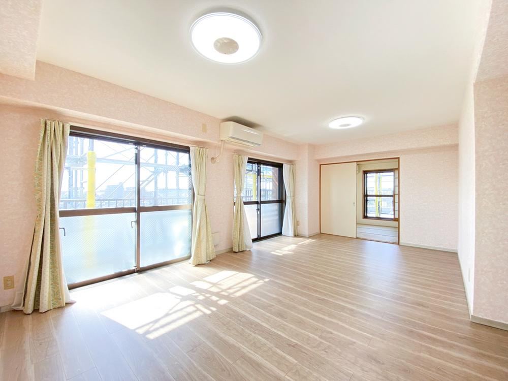 Charming 3LDK Apartment with Roof Balcony in Ayase - Photo 1