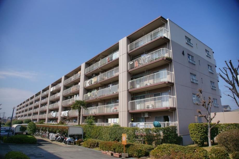 Charming 3LDK Apartment in Okegawa with Multiple Balconies - Photo 1