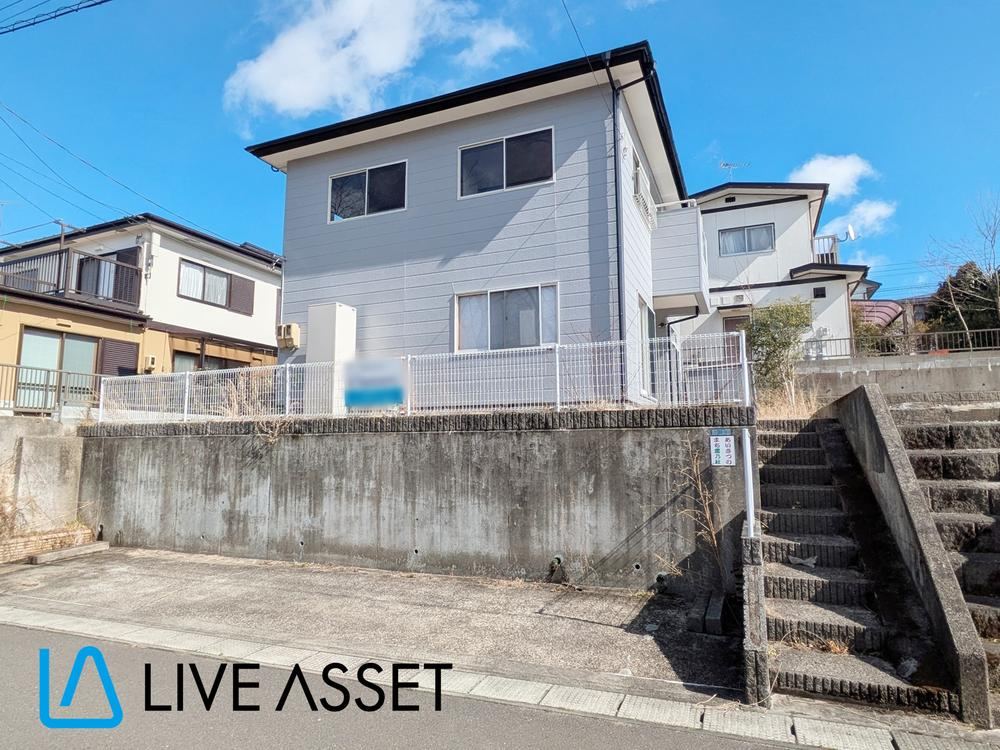 Spacious 4LDK Home with Solar Power System - Photo 1