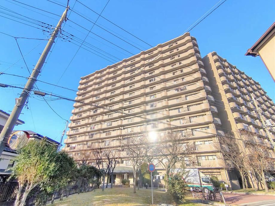 Renovated 2LDK+S Apartment in Yashio - Photo 1