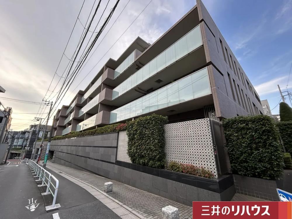 Renovated 2LDK Apartment in Kamimeguro - Photo 1