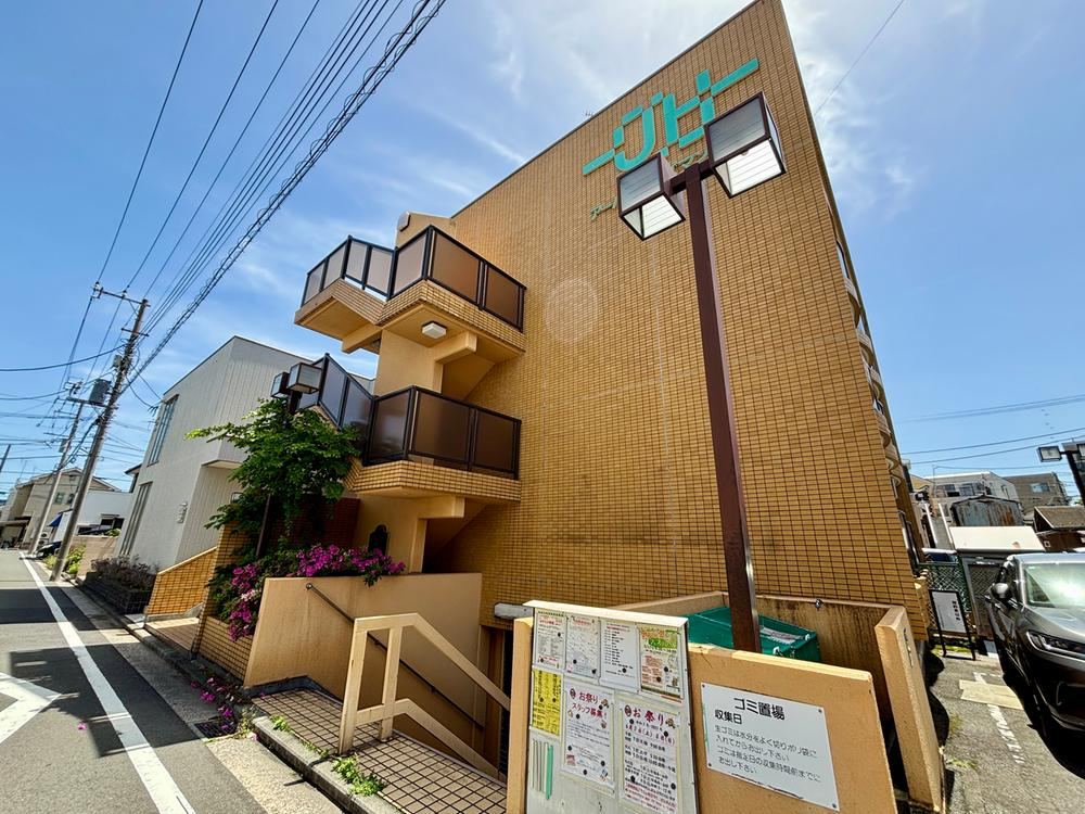 Sunny 3LDK Apartment near Tsurumi Market Station - Photo 1