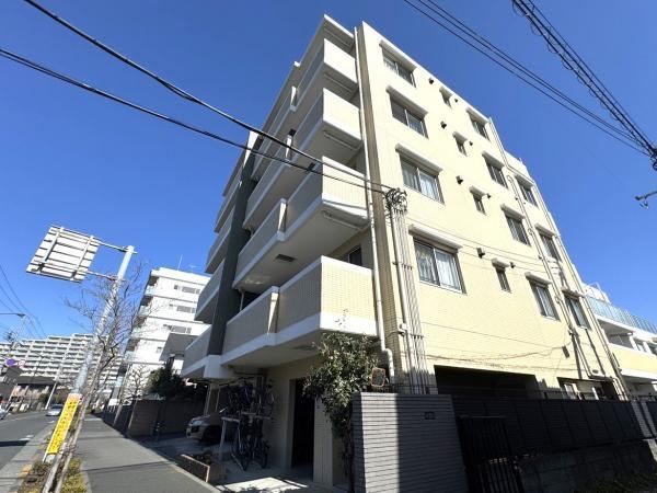 Corner 3LDK Apartment in Fuchu - Photo 1