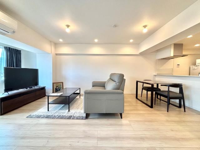 Fully Renovated 3LDK Apartment in Mihama, Urayasu - Photo 1