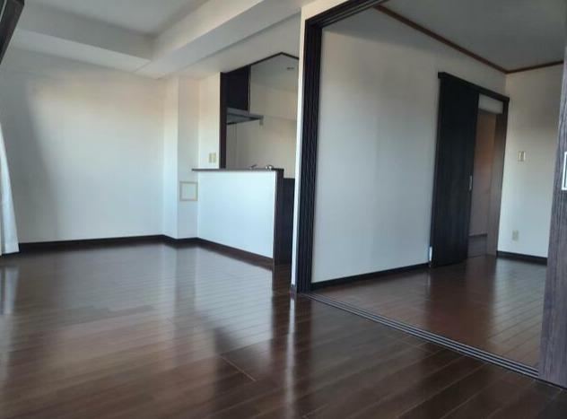 Pet-Friendly 3LDK Apartment with Ample Storage - Photo 1