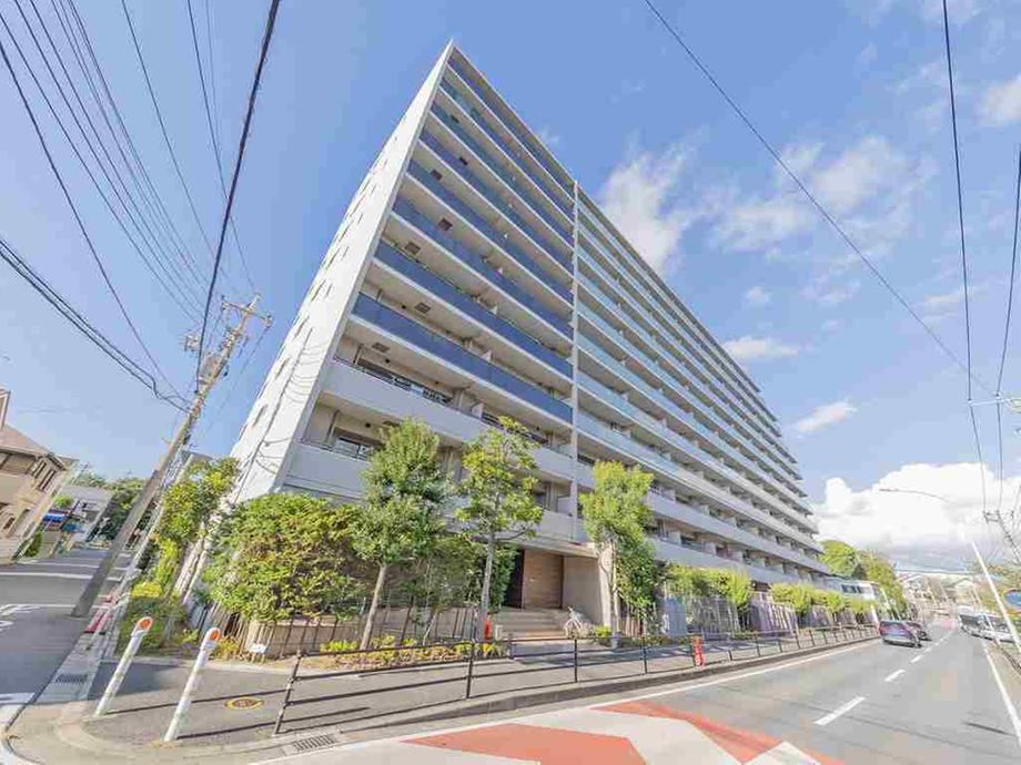 Modern 3LDK Apartment in Yashiki - Photo 1