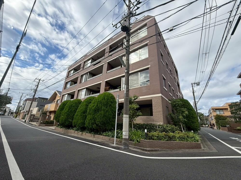 Fully Renovated 3LDK Apartment with Pet Option in Setagaya - Photo 1