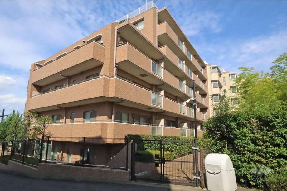 Bright 2LDK Apartment with Renovation in Takatsu - Photo 1