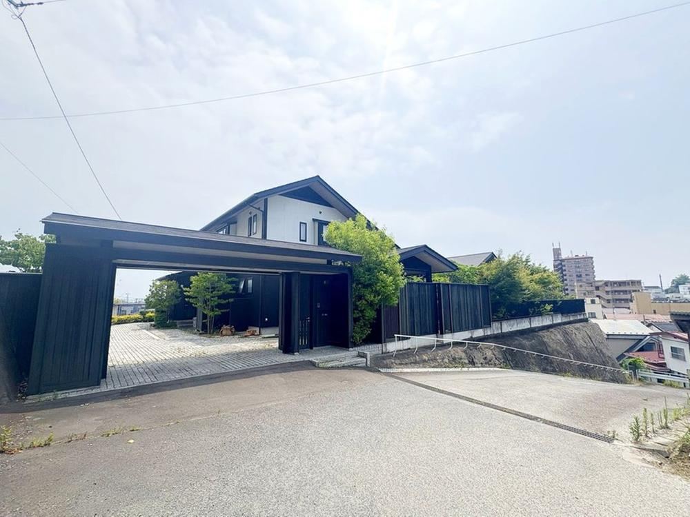 Spacious 5LDK Home with Ocean View in Kitahama - Photo 1