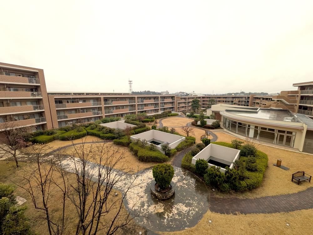 Renovated 3LDK Apartment with Green Common Space - Photo 1