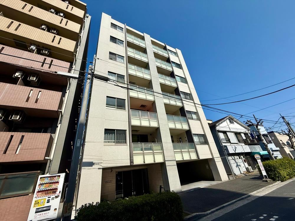 Stylish Renovated 3LDK Apartment in Mukai - Photo 1