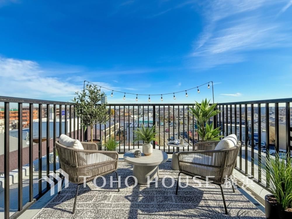 Spacious 3LDK Corner Apartment with Rooftop Balcony - Photo 1