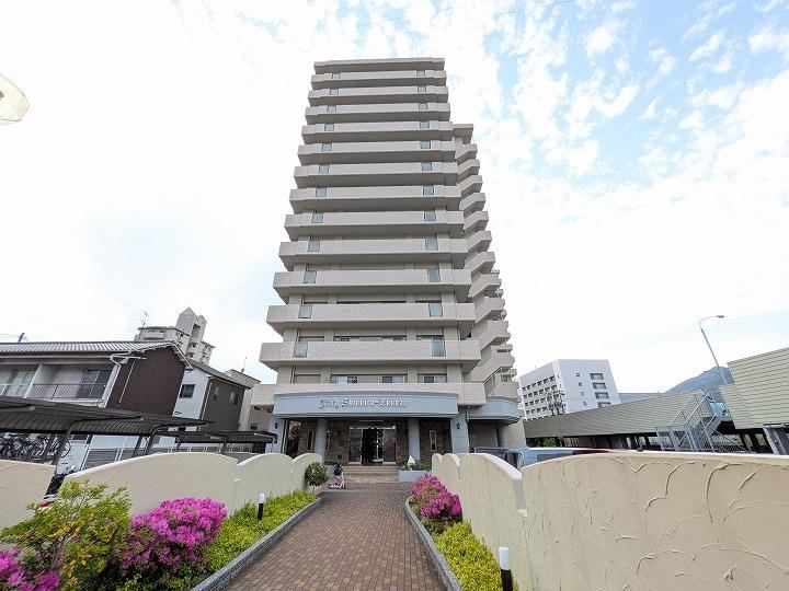 4LDK apartment in Kure, Hiroshima - Photo 1