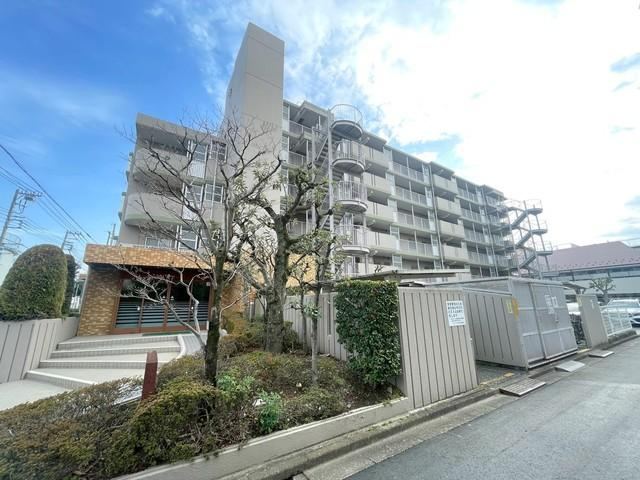 Renovated 3LDK Apartment Adjacent to Park - Photo 1