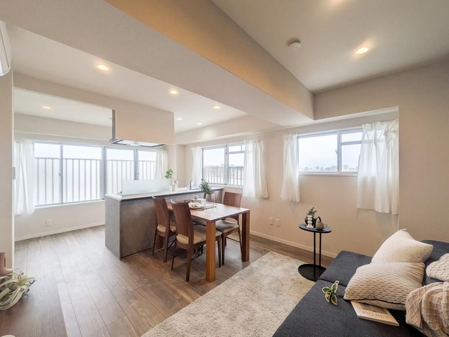 Bright 2LDK Apartment with Renovation in Kameari - Photo 1