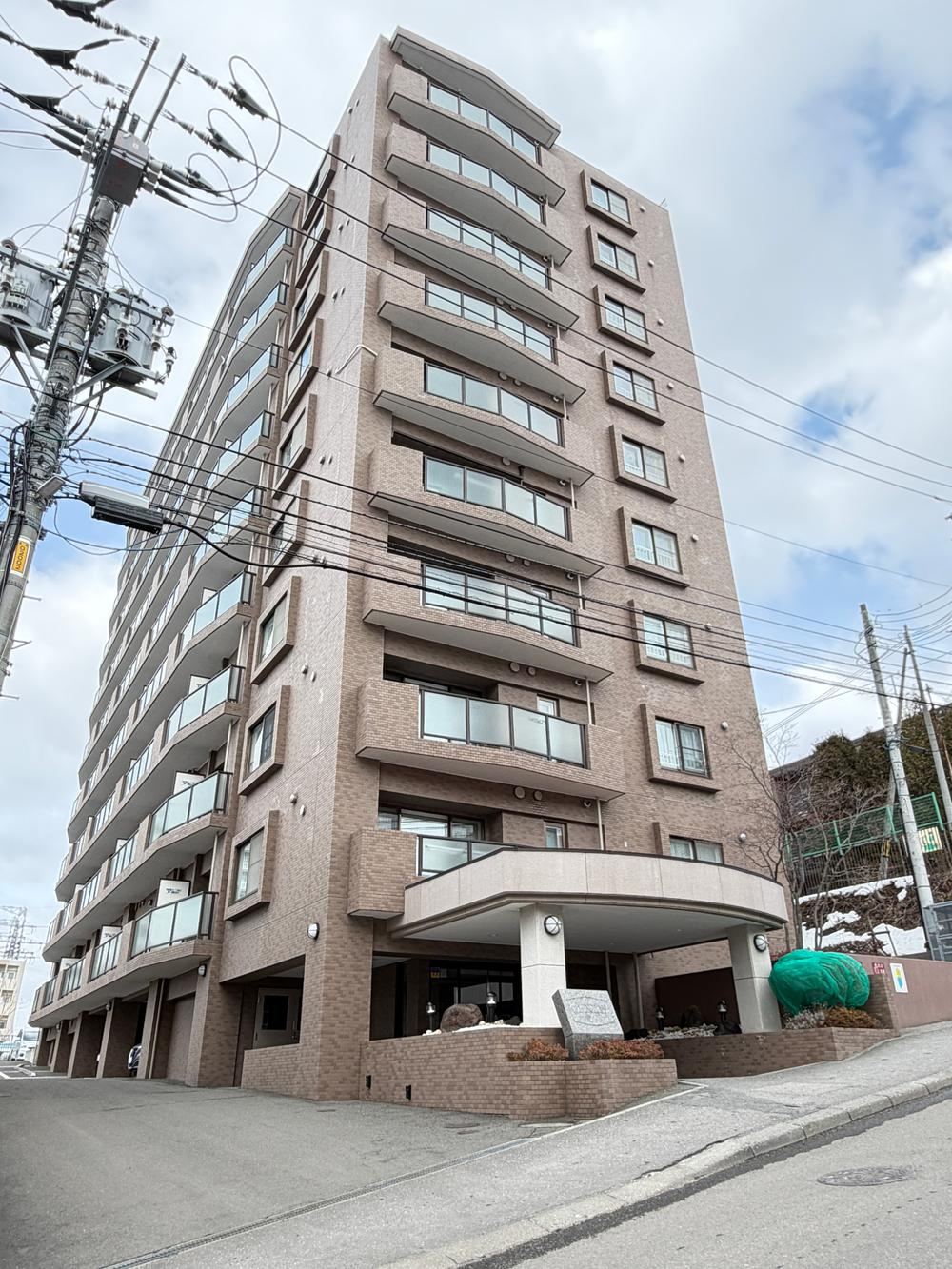 Fully Renovated 4LDK Apartment Near Sumikawa Station, Sapporo - Photo 1