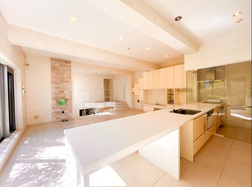 Spacious Garage House with Rooftop Balcony - Photo 1