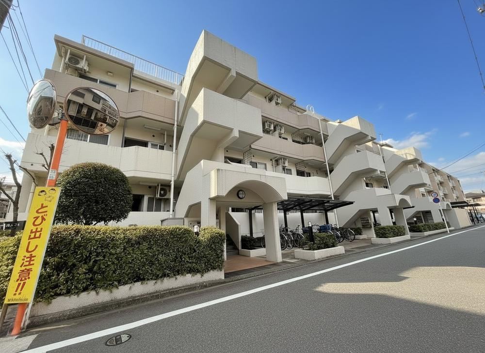 Top Floor Corner Apartment with Rooftop Balcony in Sagamihara - Photo 1
