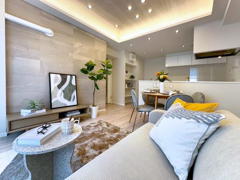 Renovated 3LDK Corner Apartment with Modern Amenities - Photo 1