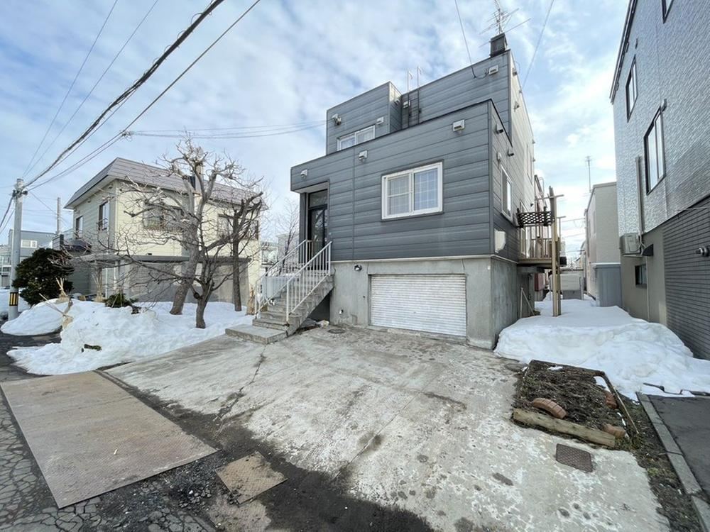 Spacious 4LDK Home with Basement Storage, Renovation Planned - Photo 1