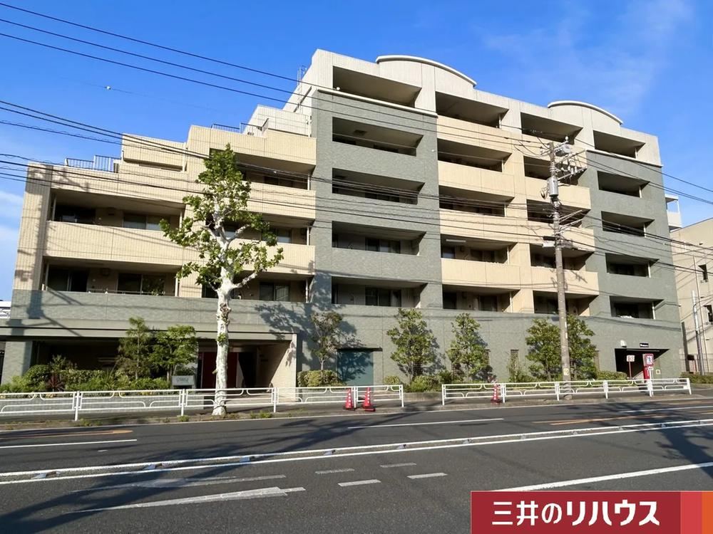 Contemporary 3LDK Apartment in Shinyamashita - Photo 1