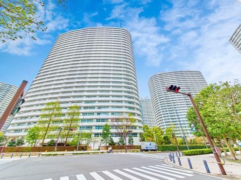 Stylish 2LDK Apartment with Landmark Views in Minato Mirai - Photo 1