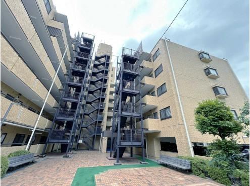 Sunny 2LDK Apartment with Renovation in Higashi-Hinagawa - Photo 1