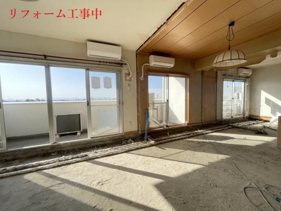 Renovated 3LDK Apartment with Great Sunlight and Views - Photo 1