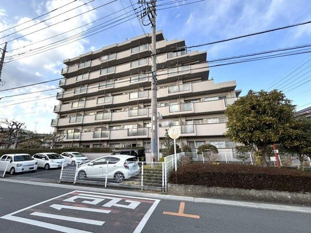 Renovated 3LDK Apartment with Corner Unit Benefits - Photo 1