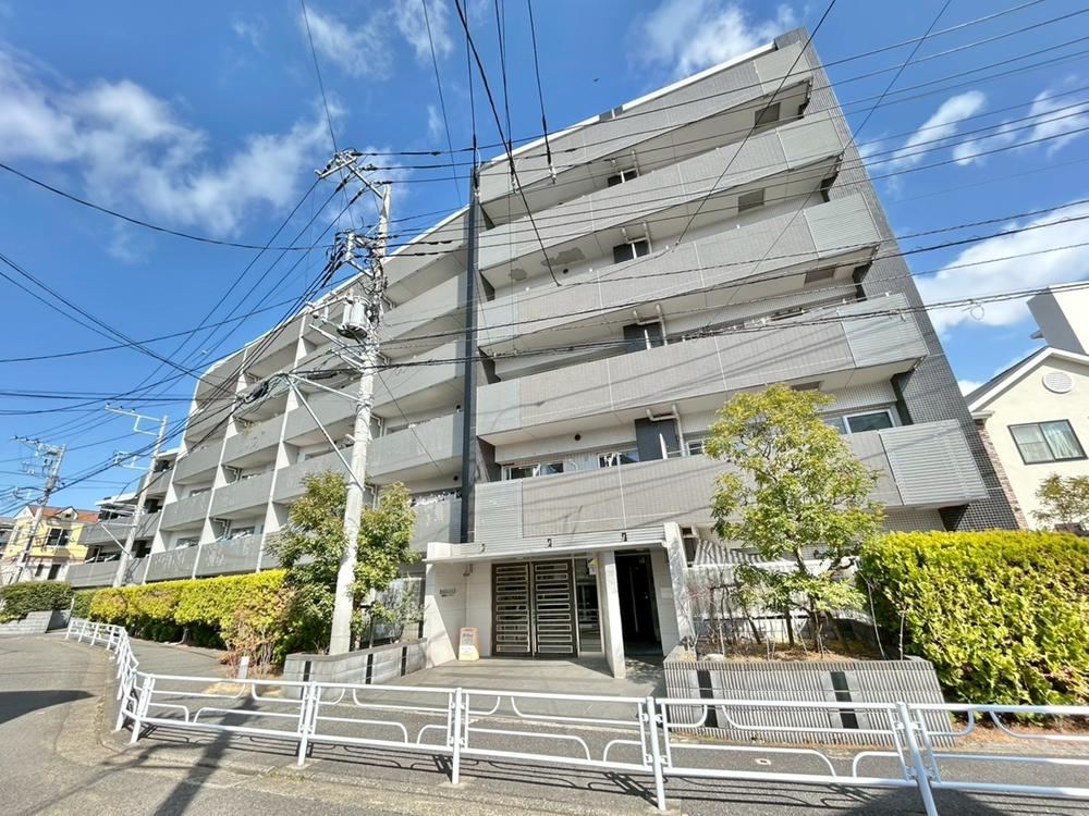 Newly Renovated 3LDK Apartment with Southeast Balcony - Photo 1