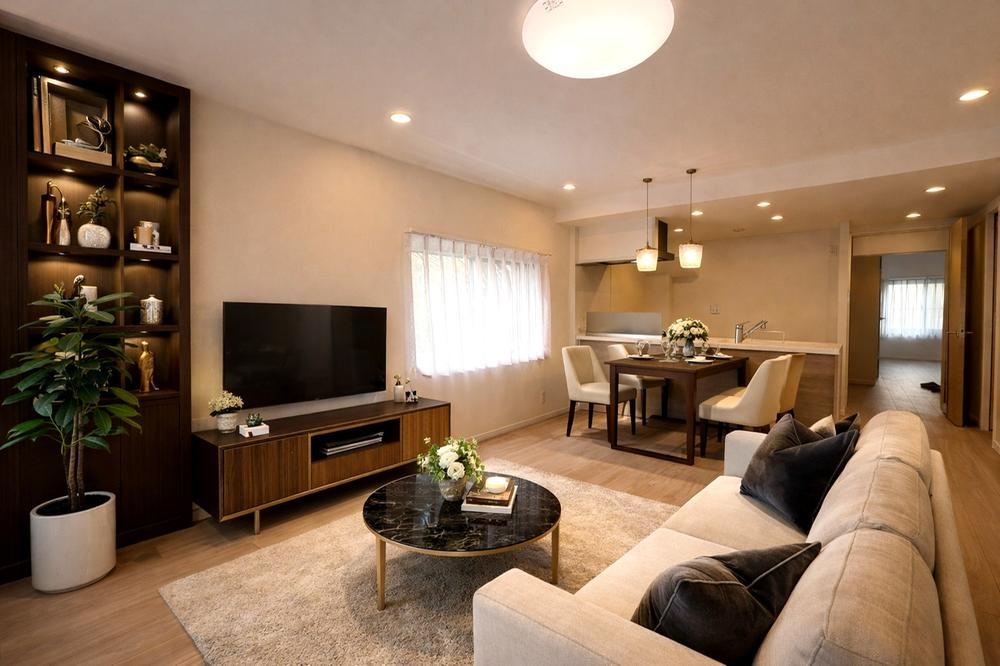 Renovated 3LDK Apartment with Exclusive Parking in Aobadai - Photo 1