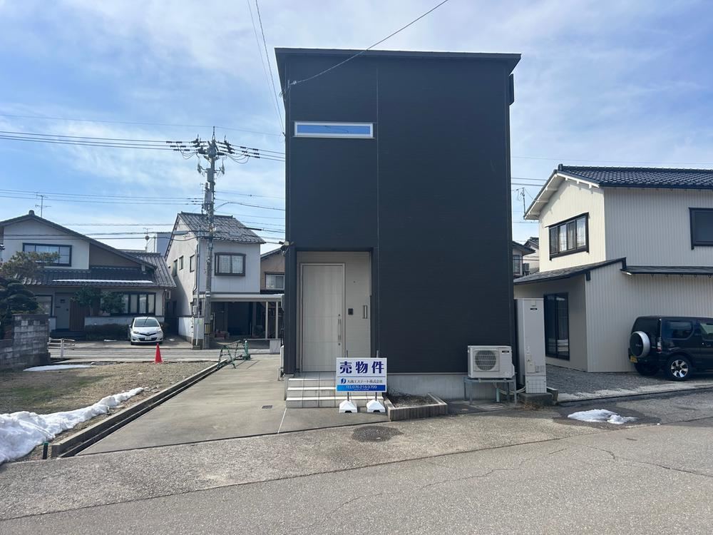 Modern 3LDK House with Parking for 3 Cars - Photo 1