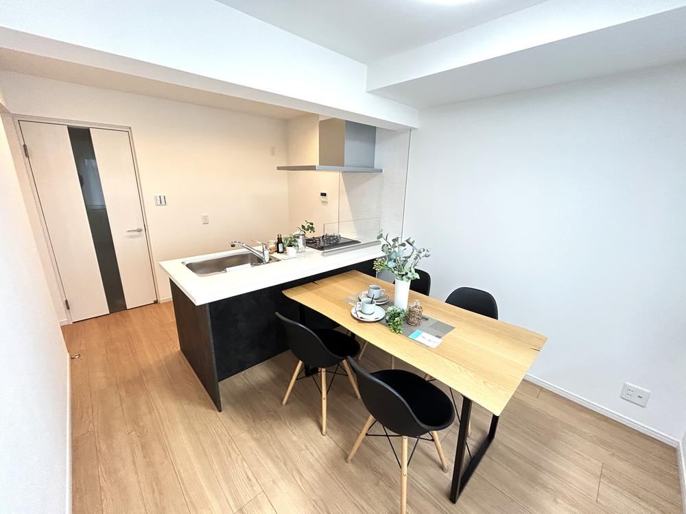 Renovated 2LDK Apartment Near Keikyu Tomioka Station - Photo 1