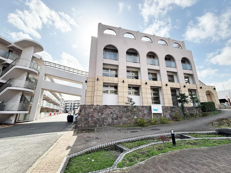 Bright 3LDK Apartment with Great Ventilation in Yokohama - Photo 1